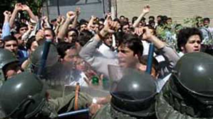 В Тегеране студенты пикетируют британское посольство