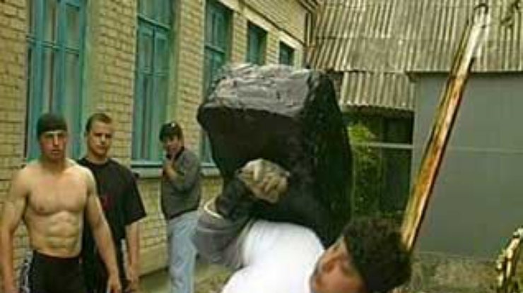 25-летний житель Донецкой области одной рукой поднимает камень весом в 150 килограммов