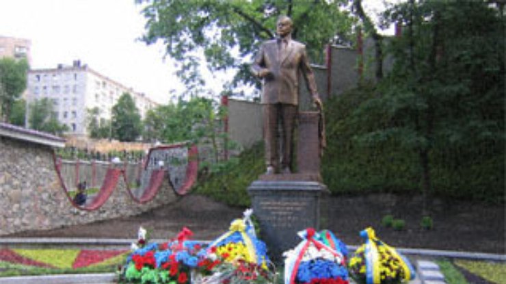 В Киеве открыт памятник Гейдару Алиеву; а в Ирпене - его жене