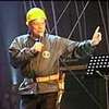 Переодетый строителем Колин Пауэлл спел на форуме АСЕАН