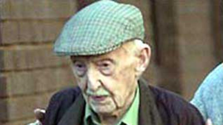 Суд оправдал 100-летнего британца, перерезавшего горло больной жене
