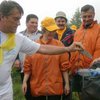 На выходных Янукович пел дуэтом с Русланой, а Ющенко убирал мусор