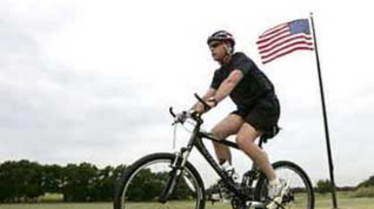 Джордж Буш упал с велосипеда