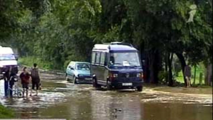 Карпатские реки выходят из берегов. На трассе Киев-Чоп заблокированы 600 автомобилей
