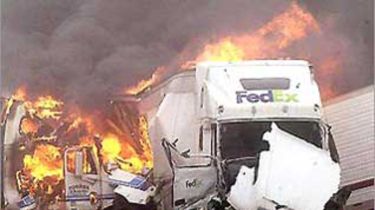 Крупное ДТП в США: столкнулись 33 автомобиля, шоссе превратилось в горящий ад