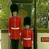 На работу в Букингемский дворец принят гвардеец-гигант, который не помещается в сторожевую будку