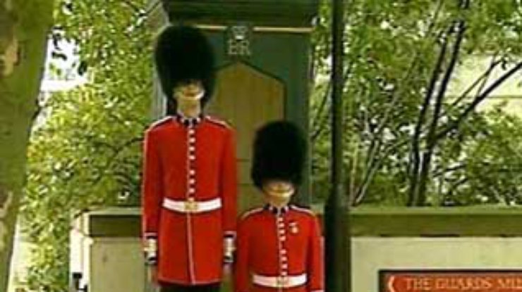 На работу в Букингемский дворец принят гвардеец-гигант, который не помещается в сторожевую будку