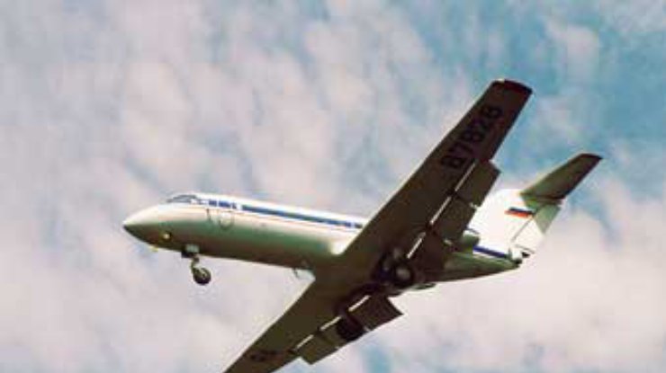 В Алма-Ате совершил аварийную посадку Як-40 с 11 пассажирами