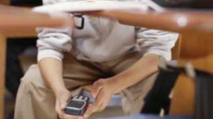 Мобильные телефоны опасно использовать во время экзаменов