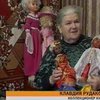 Бабушка, которая играет в куклы