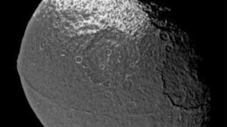 Спутник Сатурна опоясывает по экватору уникальный горный хребет