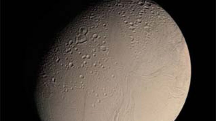 Cassini обнаружил атмосферу на спутнике Сатурна Энцеладусе
