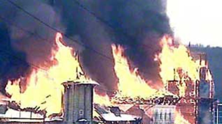 Москва. Пожар перекинулся с "Вернисажа" на соседнее здание