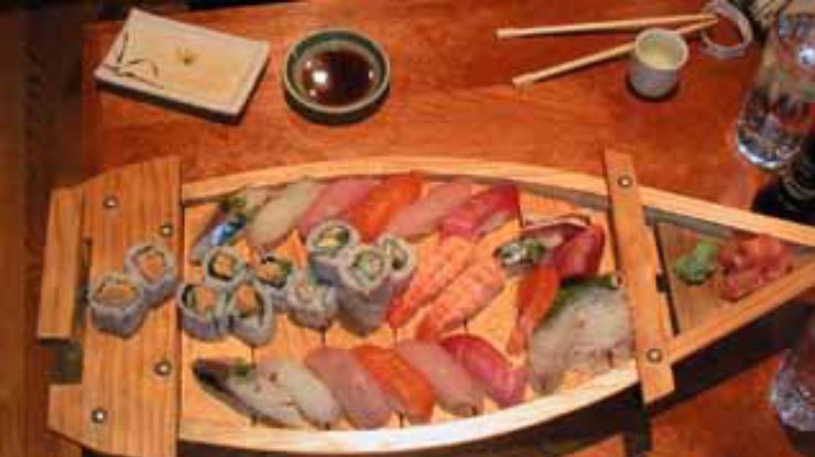 Японским ресторанам в Китае запретили подавать суши на женском теле