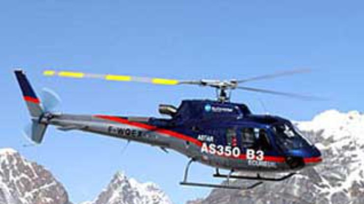 На вершине Эвереста впервые приземлился вертолет