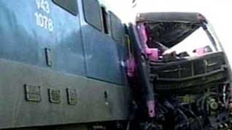 13 человек погибли при столкновении поезда с автобусом в Одесской области