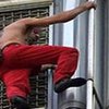 "Человек-паук" Алэн Робер без страховки забрался на 62-этажный небоскреб в Гонконге