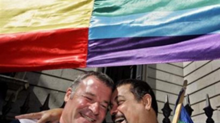 Испания легализовала однополые браки