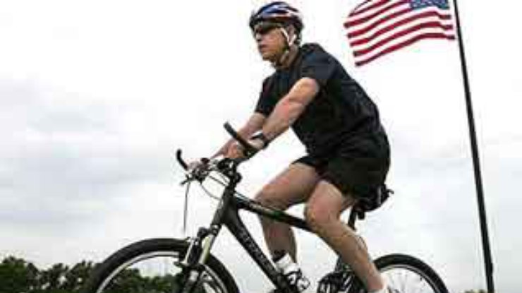 Буш врезался на велосипеде в полицейского