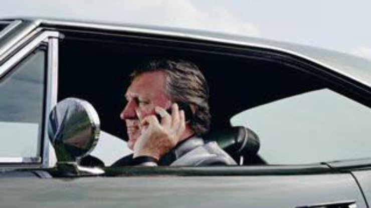 Риск попасть в аварию при телефонных разговорах за рулем возрастает в 4 раза