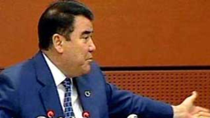 Президент Туркменистана  запретил пение под "фанеру"