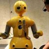 Японский робот общается с хозяевами и следит за домом
