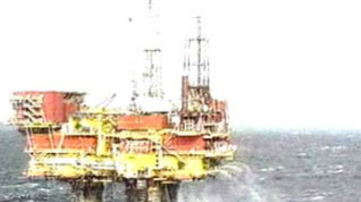 Во время урагана три нефтяные платформы сорвались с якоря