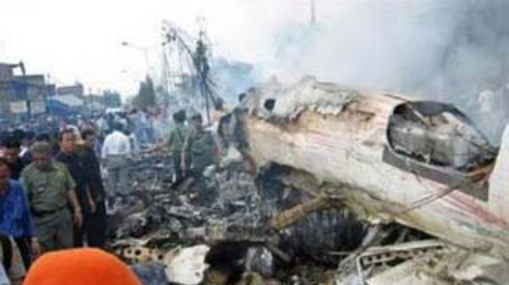 В Индонезии разбился пассажирский самолет, погибли 117 человек