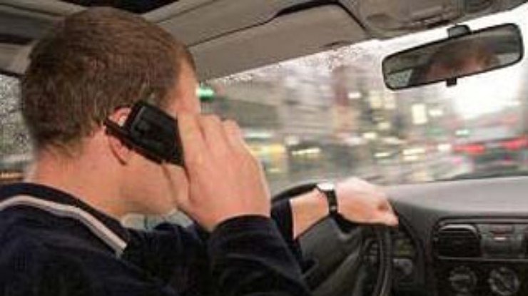 Телефон с hands free опасен за рулем
