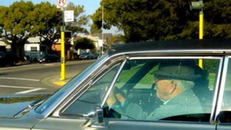 100-летний водитель получил подарок за 80 лет стажа без единого ДТП