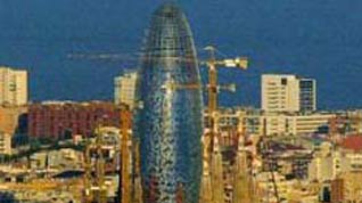 В Барселоне открылся небоскреб волнующих очертаний