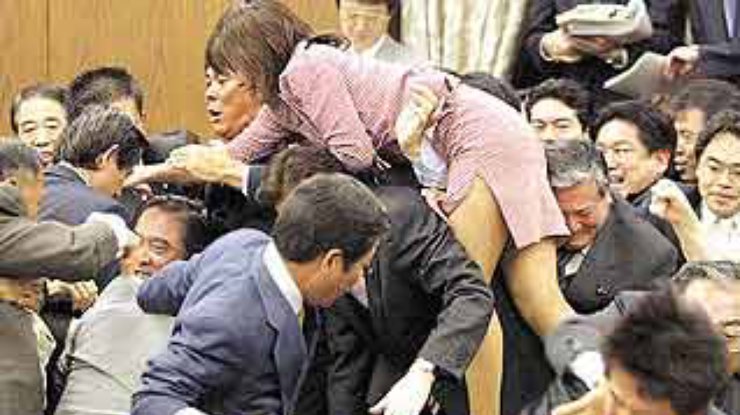 Японские парламентарии получают слишком большие пенсии