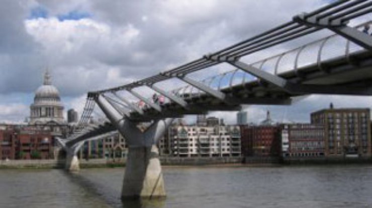 Математики выявили у Моста Тысячелетия тягу к саморазрушению
