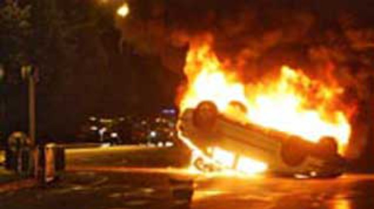 Массовые беспорядки под Парижем. Сожжены сотни автомобилей (Дополнено в 16:13)