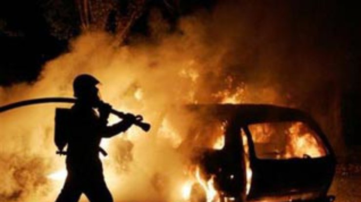 Минувшей ночью во Франции были сожжены 918 автомобилей