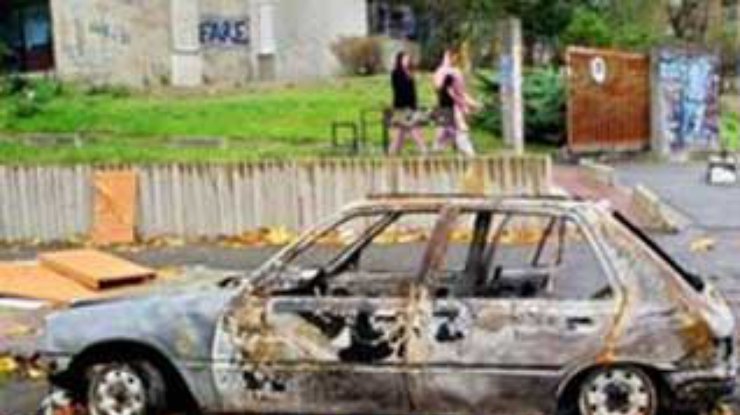 Беспорядки во Франции: За ночь сожгли "всего" пару сотен автомобилей