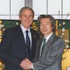 Буш подарил премьеру Японии Коидзуми мотороллер
