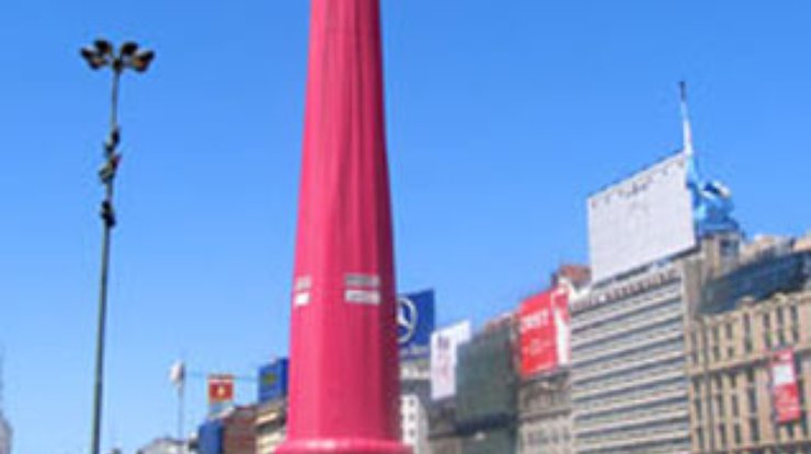 На обелиск в Буэнос-Айресе надели самый длинный в мире презерватив