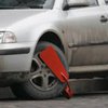 В Киеве на припаркованные в запрещенных местах автомобили устанавливают блокираторы колес