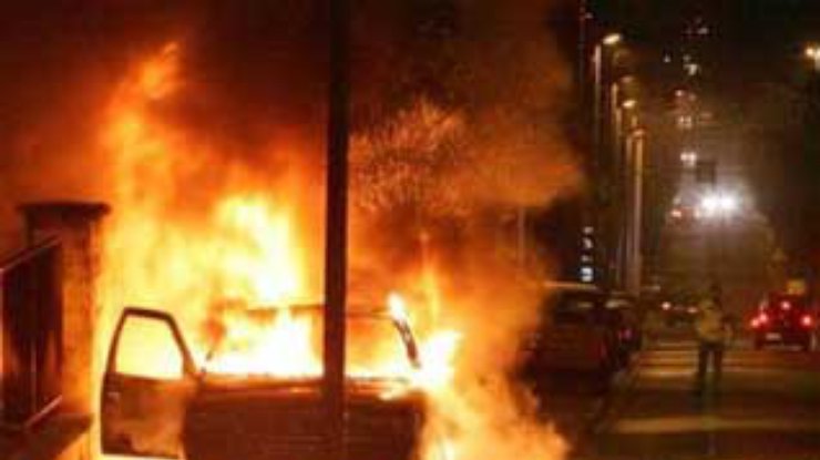 Во Франции продолжают сжигать по 40-60 автомобилей за ночь