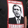 Американским школьникам разрешили носить футболки с Бушем-террористом