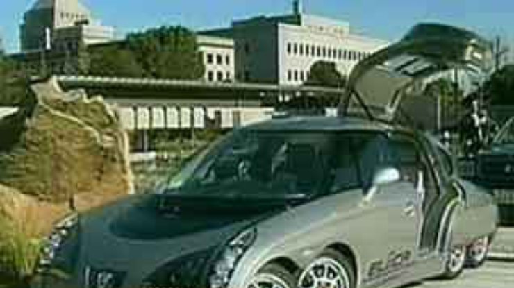Японский премьер приехал в парламент на самом быстром в мире электромобиле