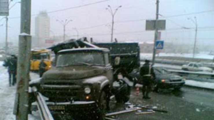 На Петровке маршрутка врезалась в "ЗИЛ": один человек погиб, шестеро госпитализированы.