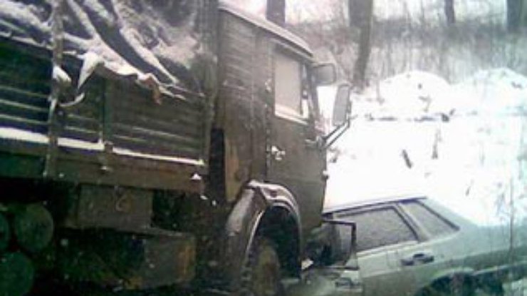 В Киеве КАМАЗ протаранил легковое авто