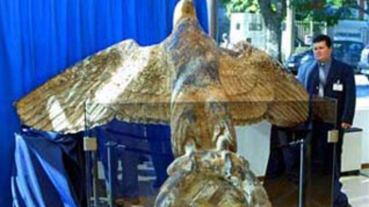 Археологи достали со дна моря бронзового орла с линкора "Граф Шпее"