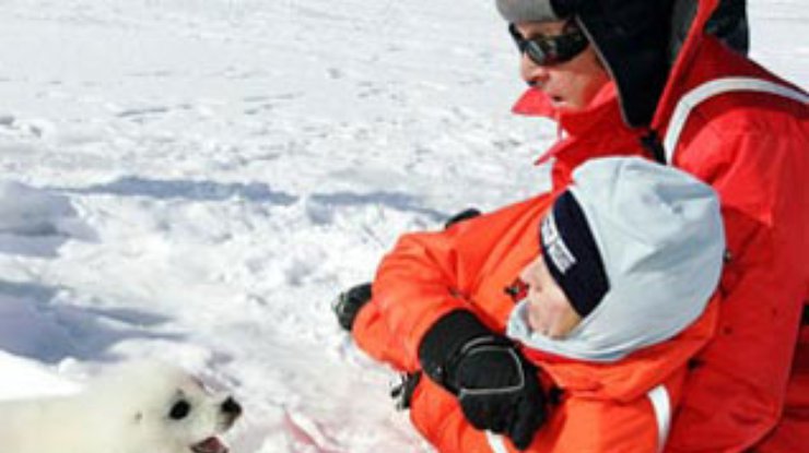 Пол Маккартни с женой высадился на дрейфующую льдину в защиту тюленей