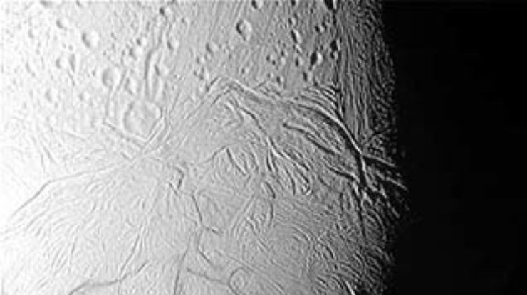 На спутнике Сатурна нашли незамерзшую воду