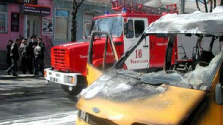 В центре Николаева полностью сгорела маршрутка