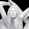 Изощренную статую Кейт Мосс выставили на обозрение