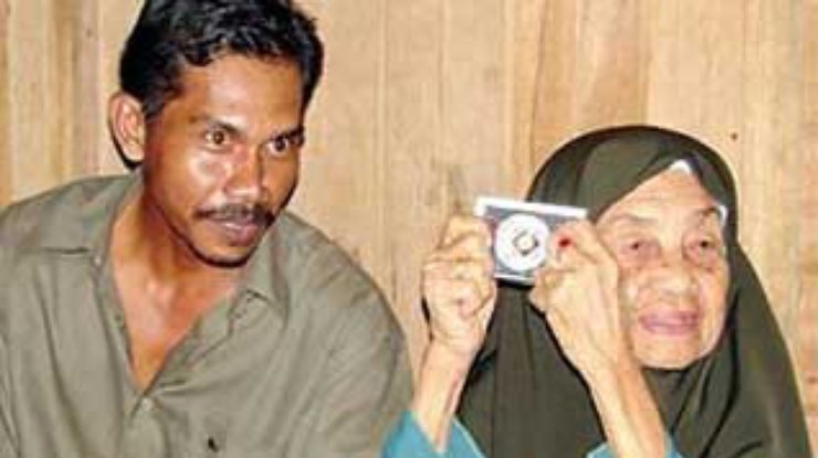 В Малайзии 33-летний мужчина взял в жены 104-летнюю женщину